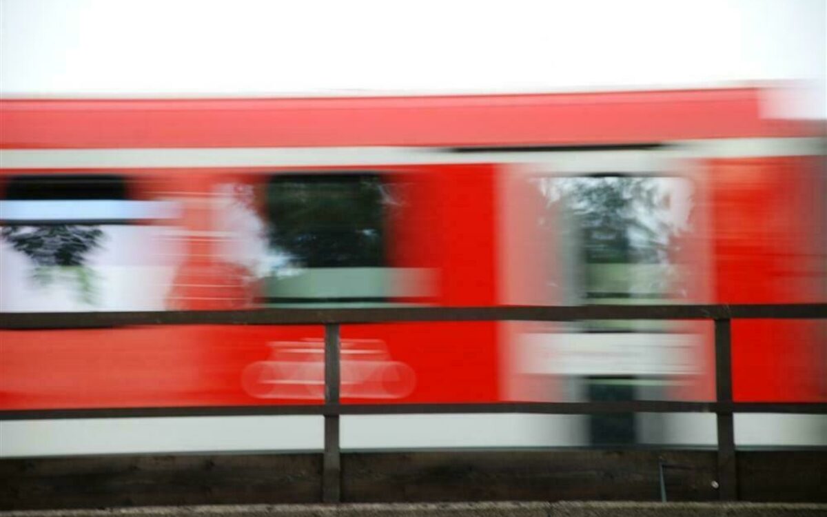 1604410356zug vorbeifahrend 5 foto andreas pilhofer 1604410356zug vorbeifahrend 5 foto andreas pilhofer